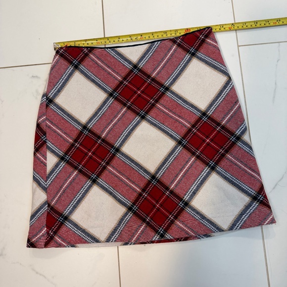 Abercrombie & Fitch Red and Cream Plaid Mini Skirt - Sz M - Picture 5 of 8